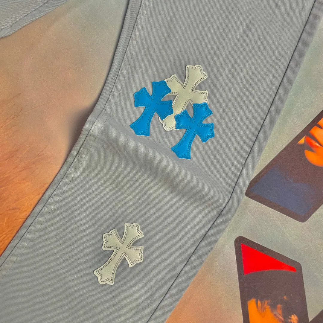 🅿️320 🔘Style No.-KL127 🔘Cro Heart 𝐂𝐡𝐫𝐨𝐦𝐞 𝐇𝐞𝐚𝐫𝐭 25SS Miami-limited Drake co-branded cross patch leather jeans* Cro Heart 25SS divine pants: dopamine ice blue, blowing up the fashion circle Fashion pioneers, gather your attention! Chrome Hearts 25SS new dopamine ice blue cross patch leather washed jeans make a shocking debut. This is no ordinary pair of pants, but a fearless exploration of the limits of fashion. Croxin has always dominated the fashion industry with unique designs, and this time it breaks through itself. The fresh icy blue tone is like the clear melting glacier water in summer, or the dreamy blue reflected in the clear sky. It is filled with endless youthful vitality, instantly breaking the dullness and making you a dazzling presence in the crowd. The trousers adopt a mid-high waist design, which fits the natural curve of the human body and cleverly raises the waistline position, visually elongating the leg lines easily and making the legs longer in seconds. At the same time, it perfectly creates a lazy and casual style atmosphere, without deliberate restraint, but full of fashionable energy. Whether you are strolling on the street or attending a fashion party, you can feel confident and show your casual and comfortable fashion attitude. It has easily become a fashion darling that trendy men and women can't put down, and it deserves to be a must-have item in the wardrobe. Not only that, the cross leather on the pants is full of details and carefully made of high-quality materials. Each one seems to tell the brand story of Croxin, adding a mysterious and profound fashion charm to the pants. After a unique washing process, the fabric presents a unique texture. The upper body is soft and comfortable, has good breathability, and the wearing experience is impeccable.  Size: S M L XL (28.30.32.34) Color: Ice Blue